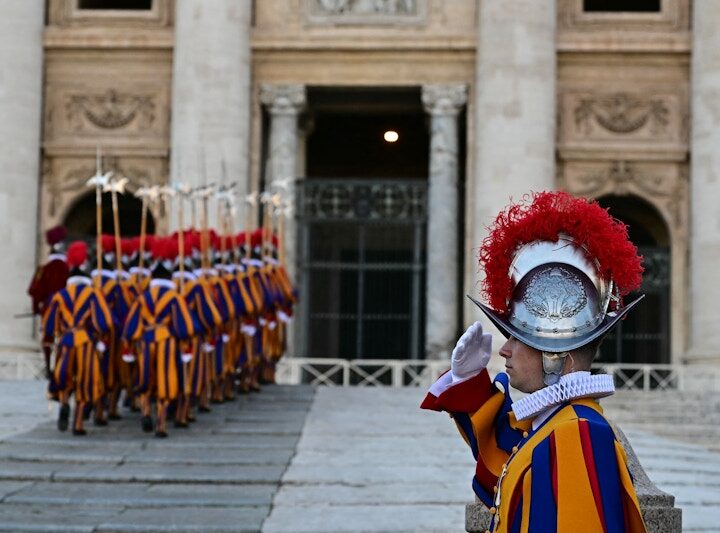 Élection d’un nouveau pape : La fumée blanche est apparue au Vatican