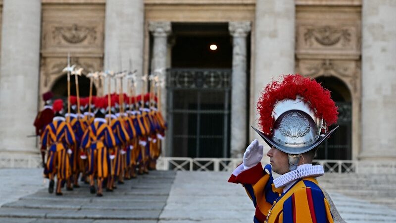 Élection d’un nouveau pape : La fumée blanche est apparue au Vatican