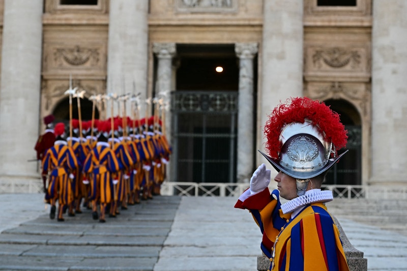 Élection d’un nouveau pape : La fumée blanche est apparue au Vatican