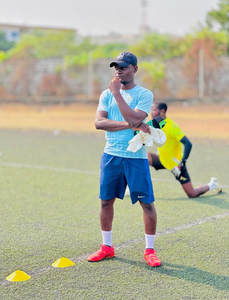 Ivan Loïc Ahissou, le coach de l’ombre qui élève le football béninois