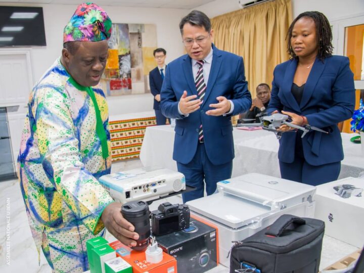 Bénin : Don de matériels informatiques de la Chine au parlement