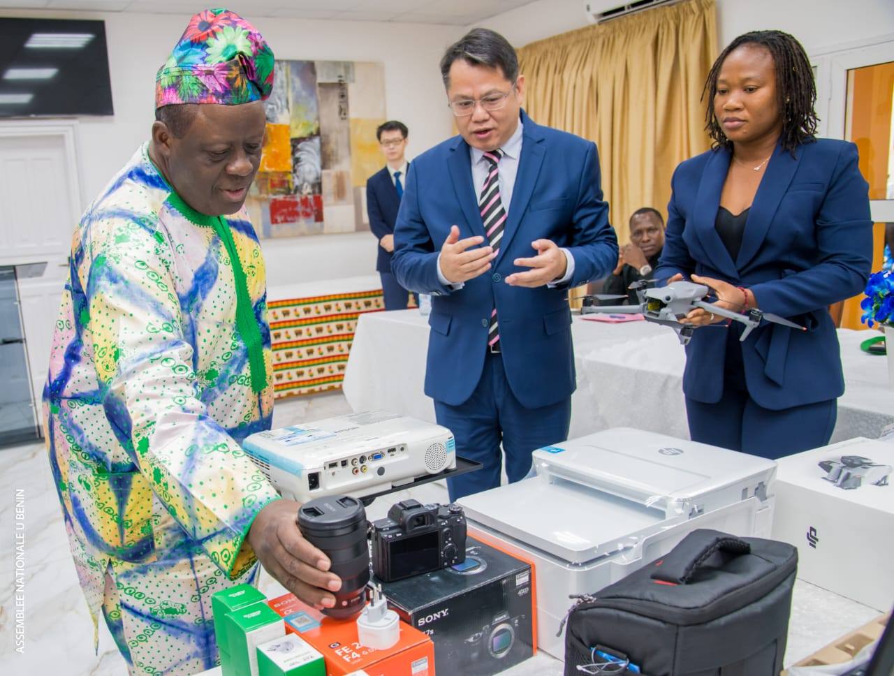 Bénin : Don de matériels informatiques de la Chine au parlement