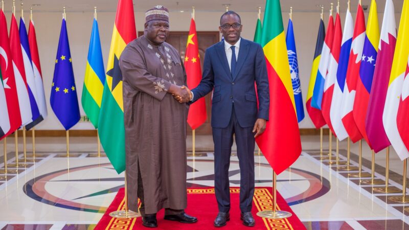 Diplomatie : Olushegun Bakari reçoit le nouvel ambassadeur du Ghana et la représentante du FIDA