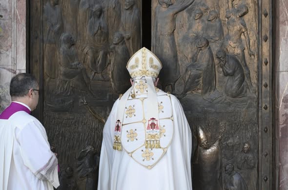 Année jubilaire d’espérance 2025 : le cardinal James Michael Harvey referme la Porte sainte de Saint-Paul-hors-les-Murs