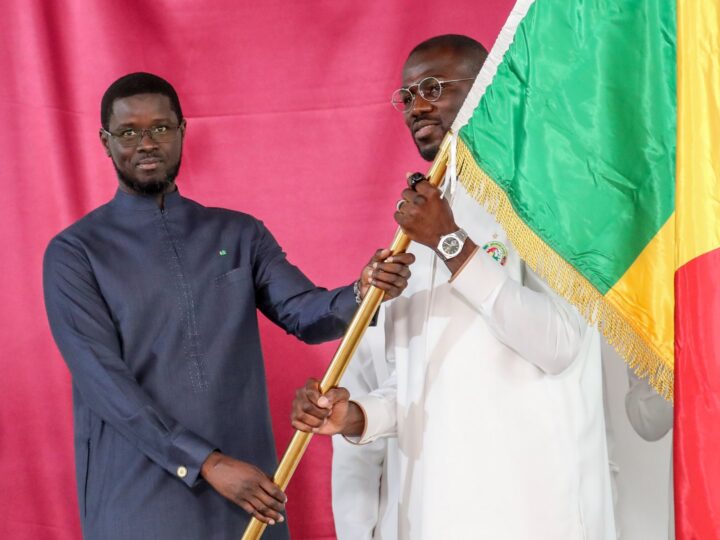 CAN Maroc 2025 : Diomaye Faye remet le drapeau national aux Lions