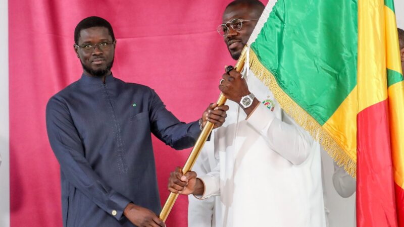 CAN Maroc 2025 : Diomaye Faye remet le drapeau national aux Lions