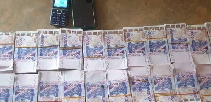 Commissariat d’Agongointo : Un réseau de fausse monnaie démantelé, plus de 25 millions de francs CFA saisis.
