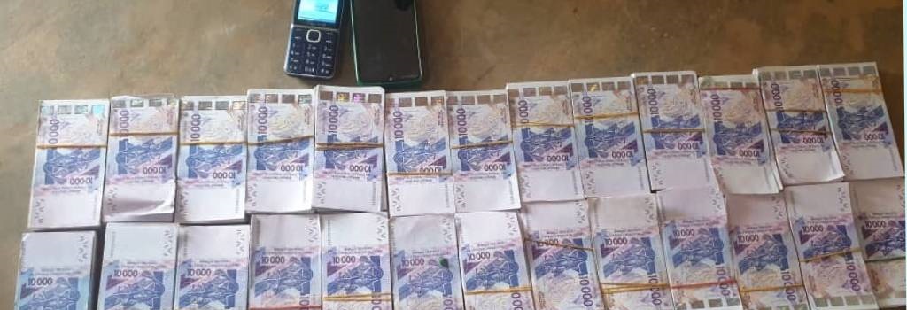 Commissariat d’Agongointo : Un réseau de fausse monnaie démantelé, plus de 25 millions de francs CFA saisis.