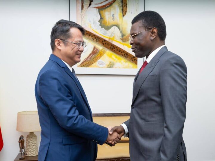 Assemblée nationale : Joseph Djogbénou reçoit les ambassadeurs de France et de Chine