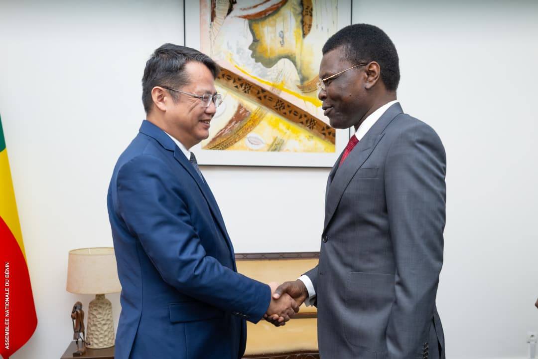 Assemblée nationale : Joseph Djogbénou reçoit les ambassadeurs de France et de Chine