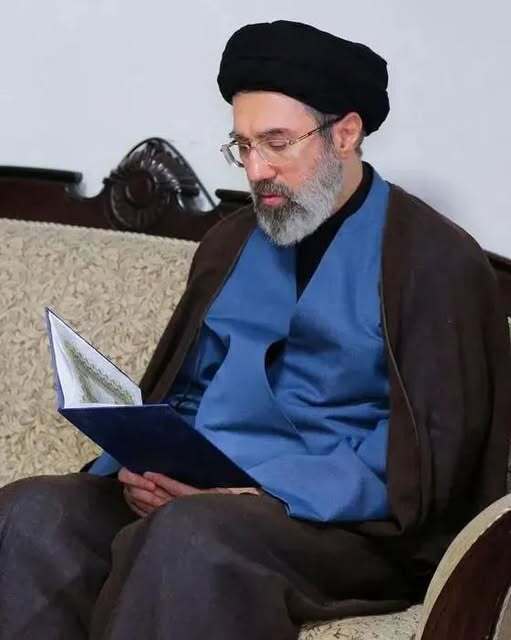Mort d’Ali Khamenei en Iran : Vers une succession incertaine et une stratégie plus radicale