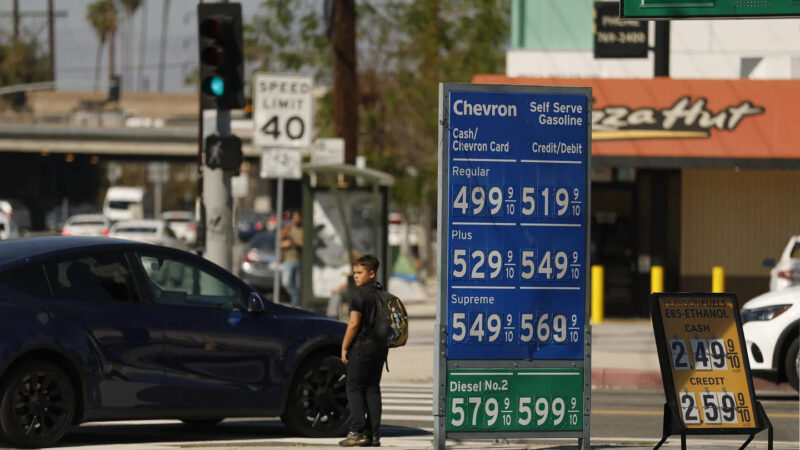 Les États-Unis rétabliront les sanctions sur le pétrole russe lorsque le marché se stabilisera, affirme Trump