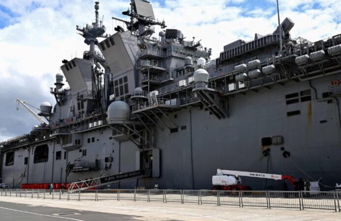 Le navire américain USS Tripoli fait escale à Singapour avant un déploiement vers le détroit d’Ormuz