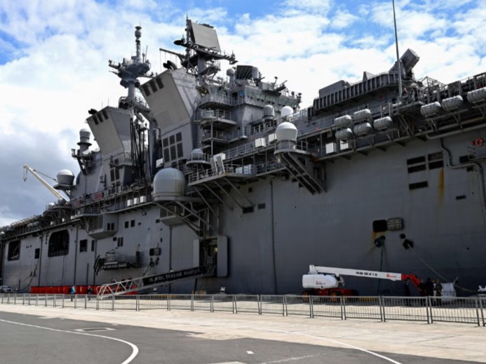 Le navire américain USS Tripoli fait escale à Singapour avant un déploiement vers le détroit d’Ormuz