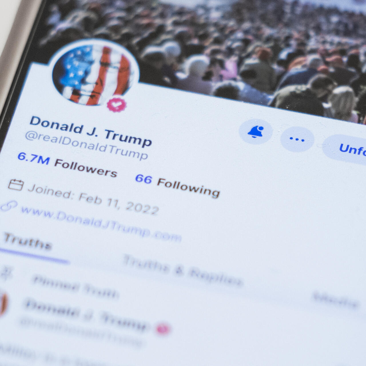 Donald Trump lance un abonnement payant à son réseau social Truth Social, nouvelle controverse aux États-Unis.