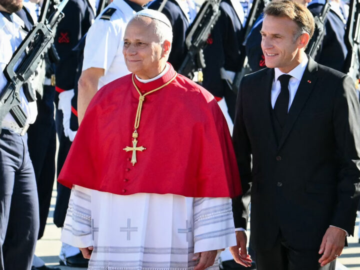 Léon XIV en France : le pape accueilli par Emmanuel Macron à Orly