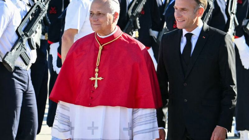 Léon XIV en France : le pape accueilli par Emmanuel Macron à Orly