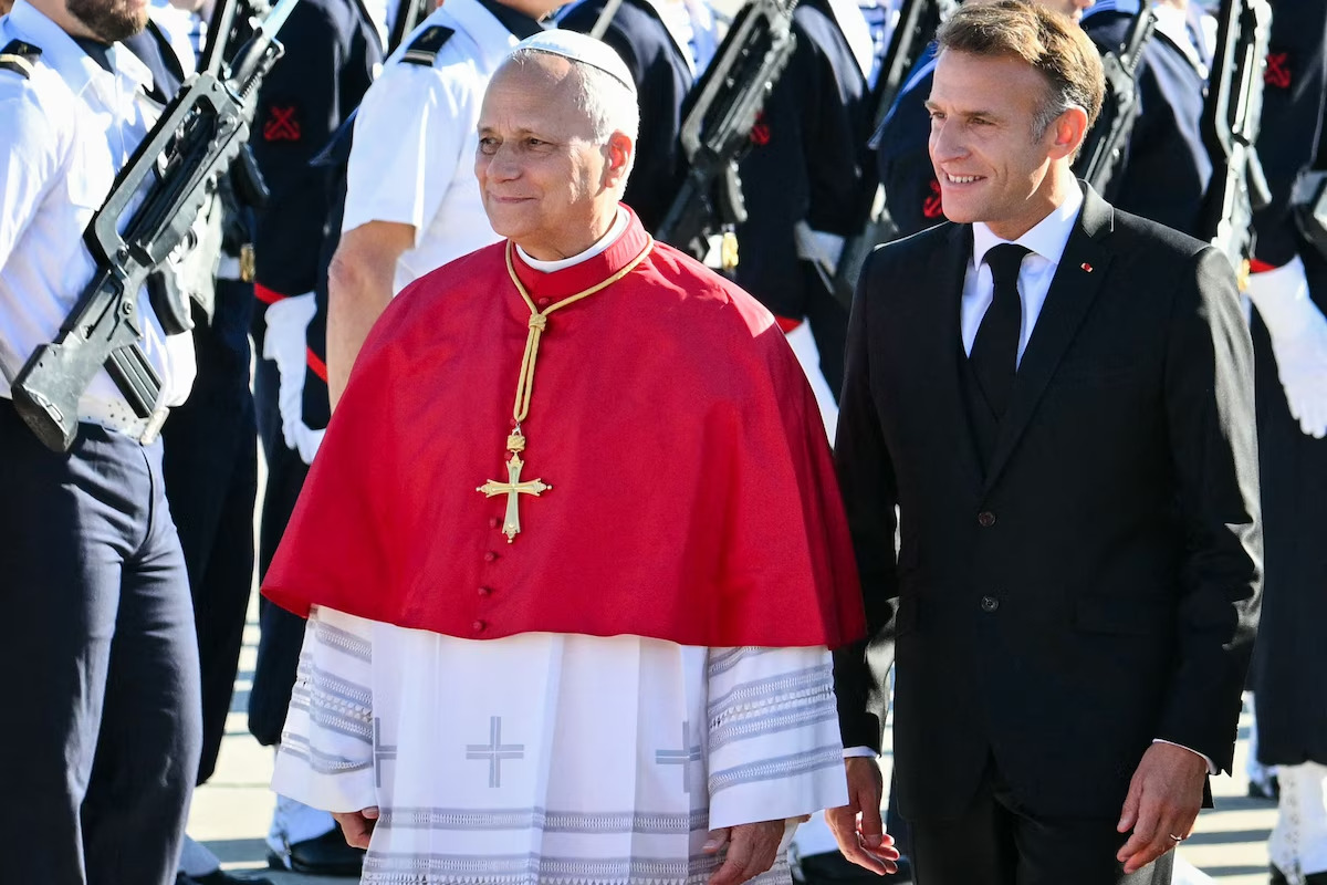 Léon XIV en France : le pape accueilli par Emmanuel Macron à Orly