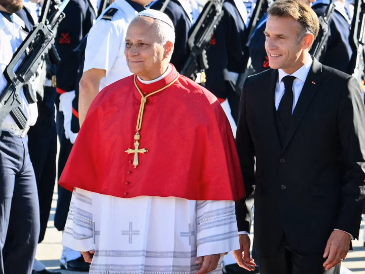 Léon XIV en France : le pape accueilli par Emmanuel Macron à Orly