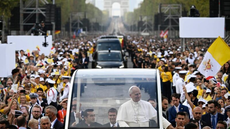 Léon XIV déambule dans Paris devant près de 300 000 personnes