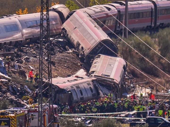 Collision de trains en Espagne : Au moins 68 morts, trois jours de deuil national