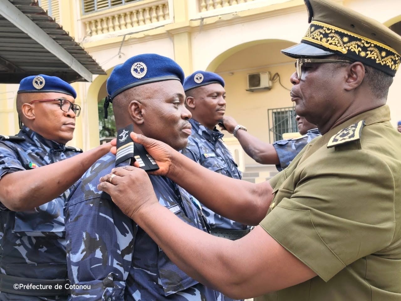Police républicaine: Deux officiers promus à de nouveaux grades à Cotonou