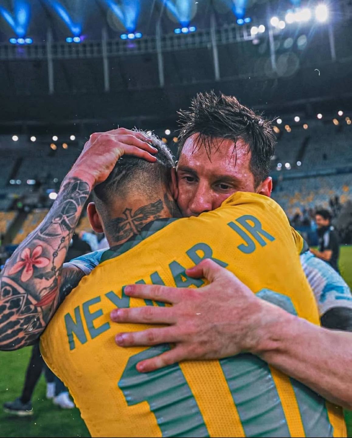 Messi : Neymar rend hommage à une légende du football