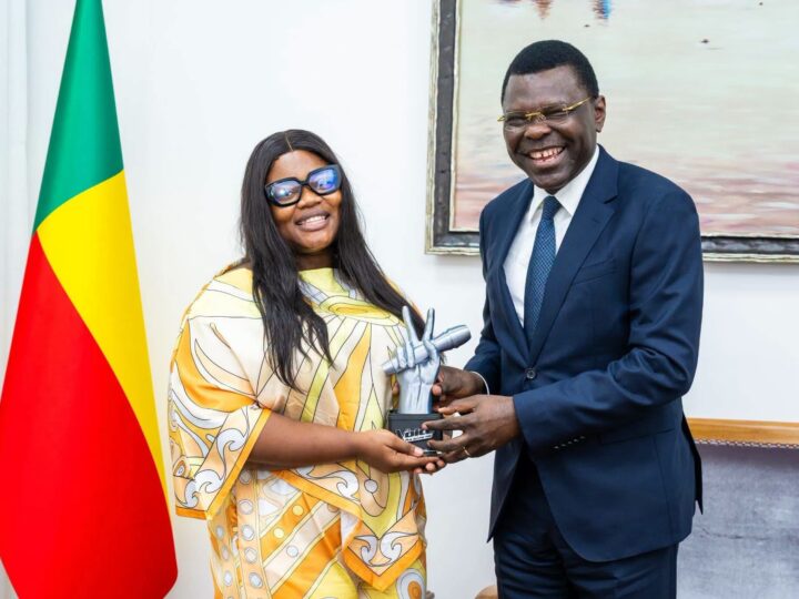 Championne de The Voice Afrique francophone: Saara Houansou présente son trophée à Joseph Djogbénou