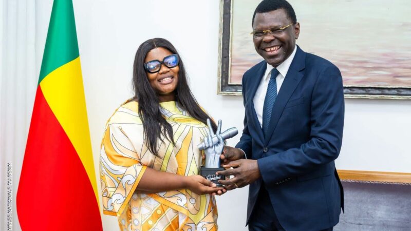 Championne de The Voice Afrique francophone: Saara Houansou présente son trophée à Joseph Djogbénou