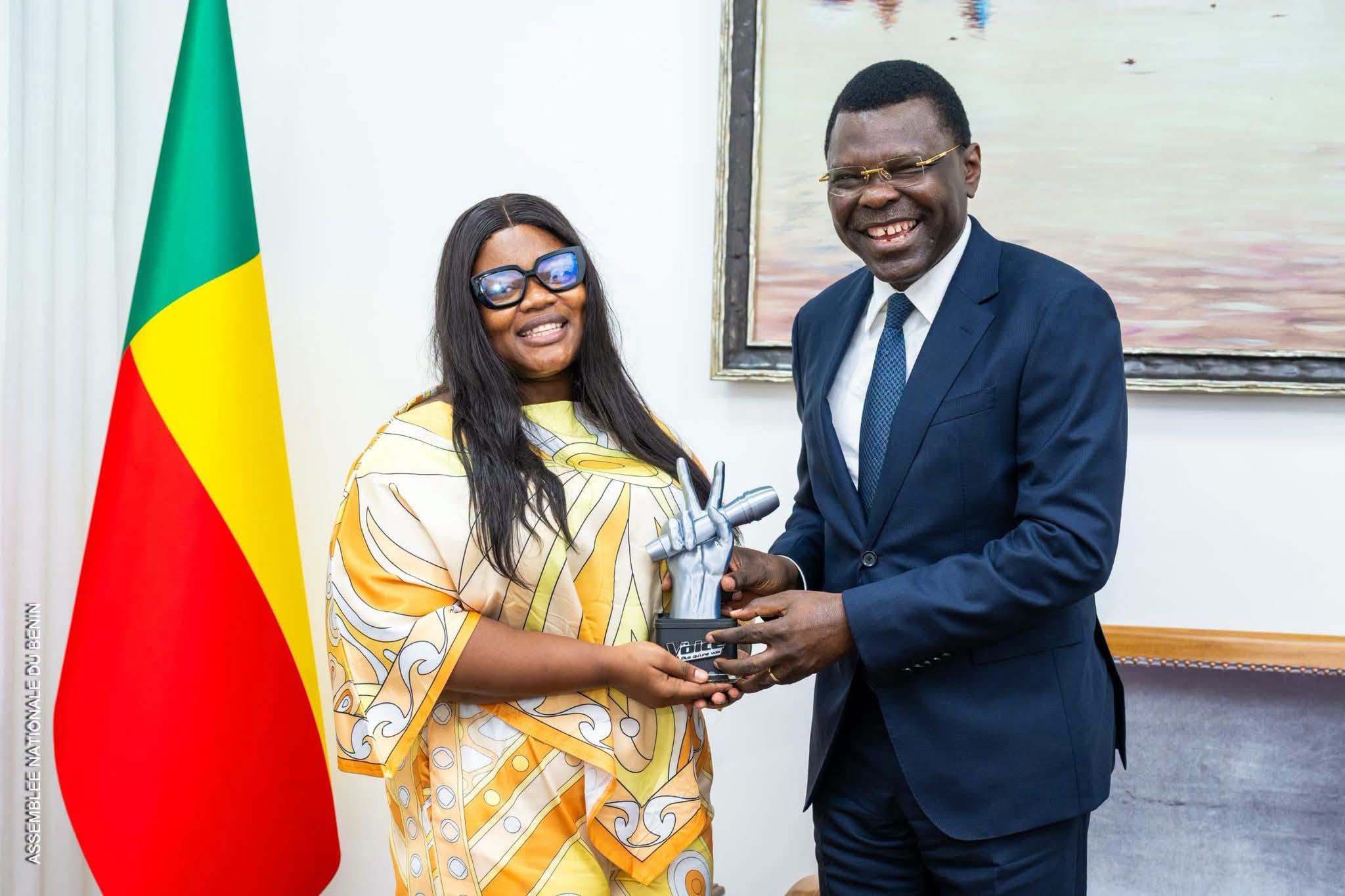 Championne de The Voice Afrique francophone: Saara Houansou présente son trophée à Joseph Djogbénou