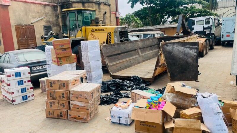 Ekpè : 21 000 paquets de cigarettes cachés sous des ordures